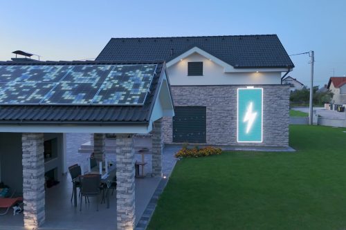 Sustainable,House,With,Solar,Panels,And,A,Graphic,Animation,Of Home Battery Storage